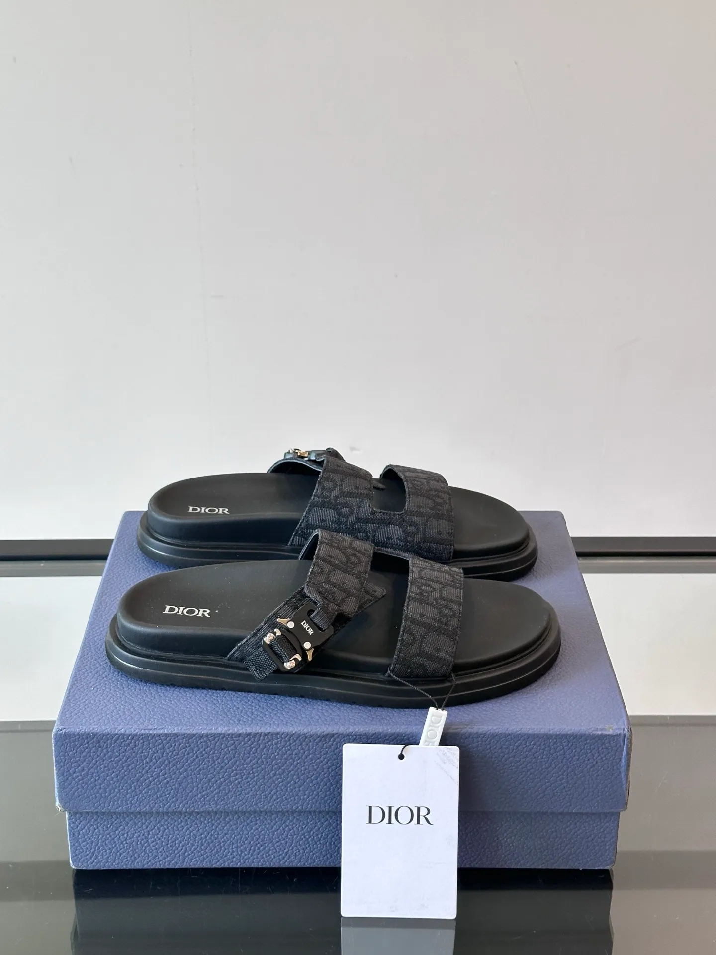 Factory price: 300💰Dior Aqua men's sandals and slippers. Showcasing Dior haute couture design. The Dior gray suede strap is accented with an aluminum Dior buckle for added style. Paired with a comfortable tonal notch sole, they pair easily with shorts or jeans for a sophisticated look. Main body: suede cow leather, technical fabric lining: cow leather, with adjustable straps, aluminum Dior buckle, Dior gray EVA insole, tonal notch rubber outsole splicing structure👌👌 size: 38-44 (45.46 customized)